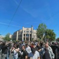 BLOG UŽIVO Okupljaju se građani nakon brutalnog gaženja na raskrsnici ispred Pravnog fakulteta: Stigao rektor Đokić, jake…