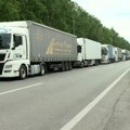 Teretnjaci na Batrovcima čekaju sedam sati, za putnička vozila nema zadržavanja