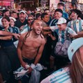 (Video) Tuča navijača na Njujorškom Tajms skveru: Sevale pesnice Argentinaca i Alžiraca