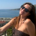 Skinula se u tigrasti top i Teksas šorts! Glumica u 4. deceniji izgleda kao model: Rodila dvoje dece, a sad slikama sa mora…
