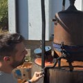 (Video) Seoska idila Marijana Mićić snimala muža: Lampek na sred dvorišta, on peče rakiju: "Domaćin"