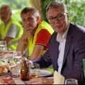 "Prvo i poslednje za danas": Predsednik Vučić seo s radnicima da popije pivo (foto)