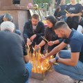 Veliki broj Srba sa severa odaje počast stradalima: Građani pale sveće za poginule na Kosovu (foto, video)