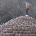 Šok snimak zgrozio prisutne: Bahati turista se popeo na najveću statuu Bude, a potom je uradio nešto odvratno (video)