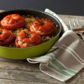 Punjeni paradajz zapečen u rerni: Nema ko vam neće tražiti recept za ovaj preukusan ručak! Probajte ga i prosto ćete se…