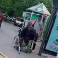 Haos u Beogradu: Muškarac ustao iz invalidskih kolica i u punoj snazi potrčao, a zatim počeo štakama da tuče prolaznika…