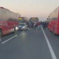 (VIDEO) Autobus iz Mladenovca se pokvario u Malom Požarevcu, putnici na sat vremena blokirali tu deonicu