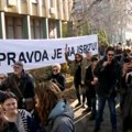 „Tu smo zbog Vesića“: Protest studenata ispred suda u Novom Sadu