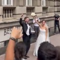 Kolona studenata naišla na mladence: Mladoženja poveo „ko ne skače taj je ćaci“, masa oduševljeno skandirala