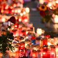 Kurir zabeležio potresne scene na glavnom trgu u Gracu: Građani se opraštaju od žrtava masakra u školi (foto/video)