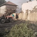 Scene koje kidaju dušu u Dubovu: Meštani traktorom ruše kuće da bi sprečili širenje vatre, pitaju gde su vatrogasci, Vojska i…