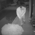 "Pažnja: Lopov hara telepom" Upada u kuće i krade novac i vrednosti, isplivao i snimak (video)