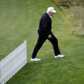 Tramp uhvaćen kako vara na golfu? Snimak postao hit na internetu VIDEO