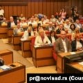 Protest ispred novosadske Skupštine zbog inicijative za spomenik žrtvama nadstrešnice