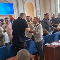 Haos u Skupštini Zaječara: Opozicija blokira sednicu, sukobi građana i policije ispred opštine