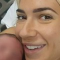 Jovana Jeremić objavila neviđene slike iz porodilišta: Drži ćerku u naručju, pukle je emocije: "Sve smo prošle zajedno"