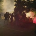 (VIDEO) Žandarmerija interveniše kod Filozofskog fakulteta: Dimne bombe, topovski udari, biber sprej, suzavac, pirotehnika ka…