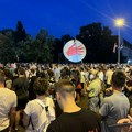 Nakon mirnog protesta, sukob građana i policije. Bačene velike količine suzavca, policija izgurala građane iz kampusa, pa…