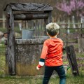 Dečak (2) poginuo nakon što je upao u bunar na mamin rođendan, otac neutešan: "Molio sam Boga da mi ga vrati"