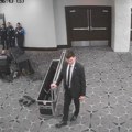 (Video) Protrčava pored obezbeđenja sa oružjem za 4 sekunde: Pojavio se novi snimak Trampovog atentatora, uoči pucnjave merkao…