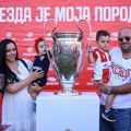 Zvezda nagrađuje učlanjene porodice dresom na proslavi titule