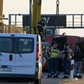 Prevrnuo se autobus u Mađarskoj, 12 ljudi poginulo: Vatrogasci podižu vozilo da izvuku tela