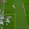 (VIDEO) Evo kako je lukavi Bartra prevario VAR i Real Madrid