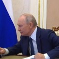 (Video) Škilji, klikće, zahvaljuje sam sebi: Putin glasao onlajn na izborima u Rusiji, snimak postao viralan: Detalj na ekranu…