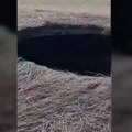 Misteriozni krater na granici Rusije i Ukrajine: Stvorio se niotkuda u polju kukuruza, niko ne zna koliko je dubok, niti šta…
