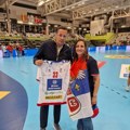 Poklon za lepu navijačicu Srbije u Španiji Dres reprezentacije za srčano navijanje