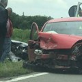 Četiri osobe povređene u udesu kod Mladenovca: Automobili smrskani do neprepoznatljivosti, jedan završio u livadi (foto)
