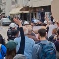 Protest u Leskovcu: Vučić sa građanima u Narodnom pozorištu, demonstranti i kordon policije na ulici