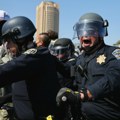 (Uznemirujući video) novinar upucan u glavu Ekstremne mere policije na protestima u Los Anđelesu