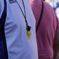 VIDEO Čačanski maturanti odbili da se rukuju sa gradonačelnikom: Nosili bedževe i pištaljke