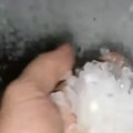 (Foto, video): Čovek u šoku zahvata ono što je popadalo sa neba! Nestvarne slike nevremena u Obrenovcu i Ubu, RHMZ i za danas…