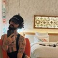 Poznati pevač se skinuo u minijaturni triko, pa zauzeo pozu i uslikao se u sobi: Ljudi u šoku