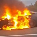 Zapalio se "mercedes" kod Smedereva: Požar progutao luksuzno vozilo (Video)