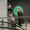 Viki Miljković bez trunke šminke Pevačicu smo uhvatili u prirodnom izdanju na aerodromu: muž i Nermin se ne odvajaju od nje…