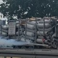 Sudar dva kamiona na auto-putu kod Stare Pazove, saobraćaj obustavljen zbog curenja gasa