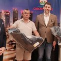 Opština Savski venac i AMSS podelili roditeljima auto-sedišta za decu