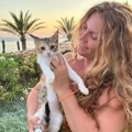 (Video) Pevačica pokazala svoju baštu Izdaje pet stanova u Grčkoj, a živi na planini i gaji paradajz: "Moj čarobni vrt"