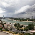 Pljuštala kiša u Beogradu usred toplotnog talasa: RHMZ najavljuje novo nevreme večeras