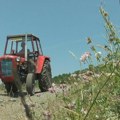 Nesreća kod Uba: Prevrnuo se traktor na njivi, stradao muškarac