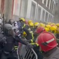 Žestoka tuča vatrogasaca i policajaca: Dramatične scene u Španiji: Letela pirotehnička sredstva, policija odgovorila…