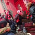 Đilasovci pokušavali nasilno da upadnu u Skupštinu grada Beograda: Bivša vlast primenila brutalno nasilje - policija…