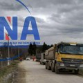 Od blata i prašine ne može da se živi: Meštani sela Markovica u velikom problemu zbog pretovarenih kamiona (FOTO)