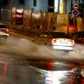 (Foto, video) nevreme u Beogradu: Oluja iščupala drvo na Banjici, saobraćaj blokiran, na Čukarici gejzir! Stiglo hitno…