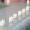 Paljenje sveća za žrtve Srebrenice u centru Beograda, protestvovale porodice žrtava sa KiM