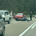 Jeziva scena kod Nove Varoši: Devojka povređena, motorom uleteo među kola, "rasuo" se na sve strane po putu!