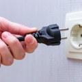Šta raditi u slučaju strujnog udara? Ako pomažete povređenom, lekari apeluju: Ovo nikako ne smete da uradite!